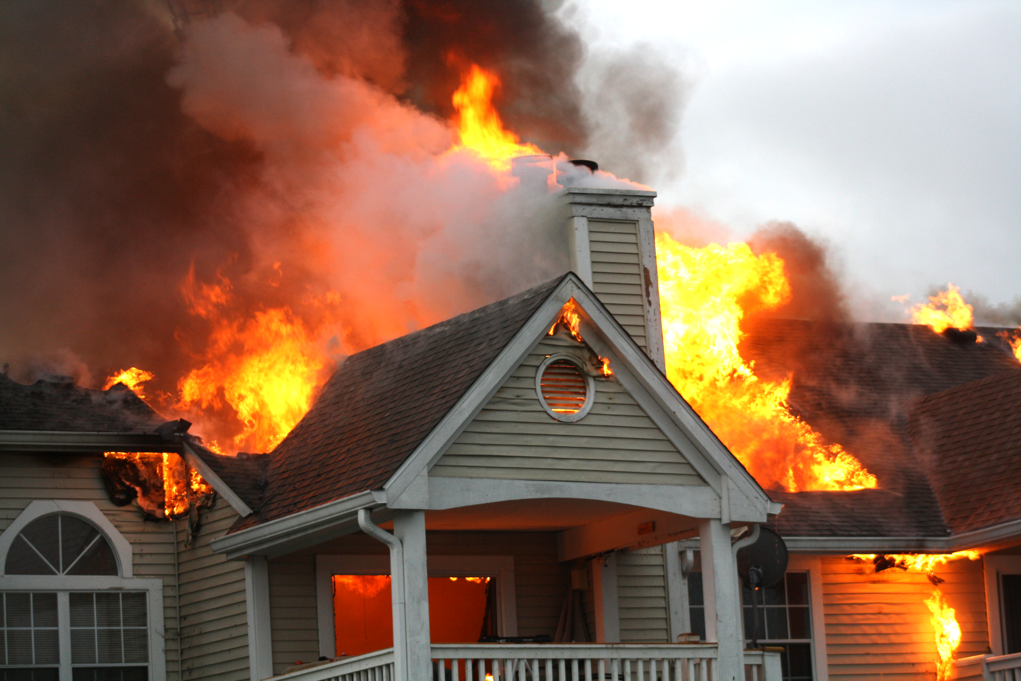 Оценка ущерба после пожара. Горящий дом. Дом горит. Страхование от пожара. Наружные пожары.